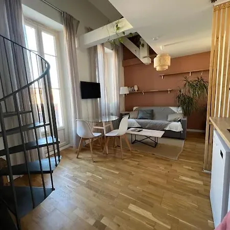 דירה Beautiful Duplex Near The
